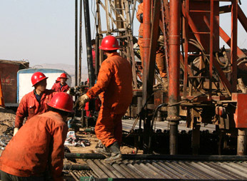 石油开采工人身着防静电服